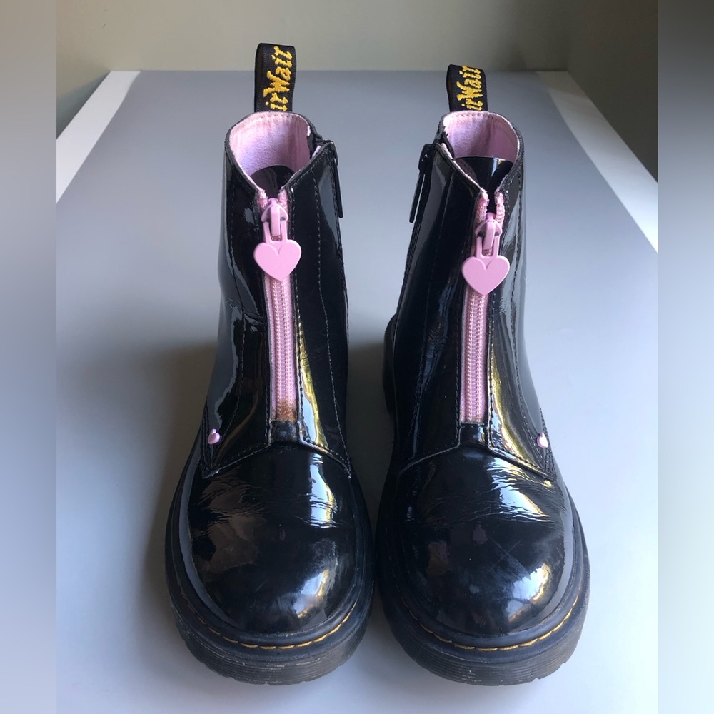 Dr. Martens JUNIOR HEART NAPPA PATENT LEATHER PULL-ON BOOTS Size: US 3 EUR 34